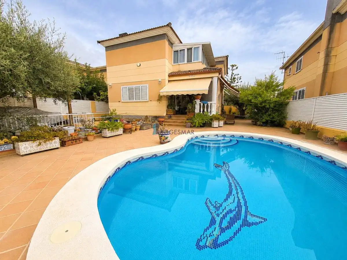 Piscina de Casa o xalet en venda en Benicasim / Benicàssim amb Aire condicionat, Jardí privat i Terrassa