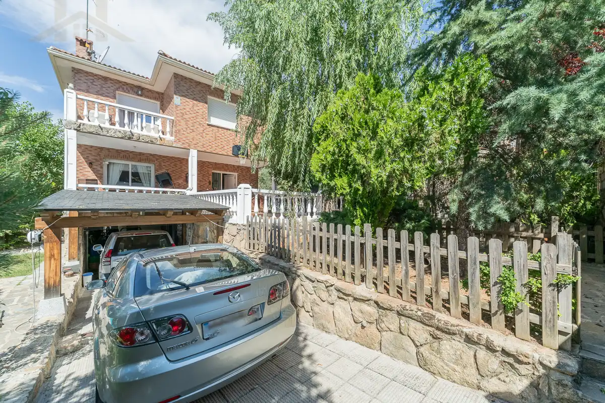 Vista exterior de Casa o xalet en venda en Colmenarejo amb Aire condicionat, Calefacció i Jardí privat