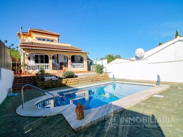 Casa rústica amb piscina en venda a Urbanizacion Miralmonte