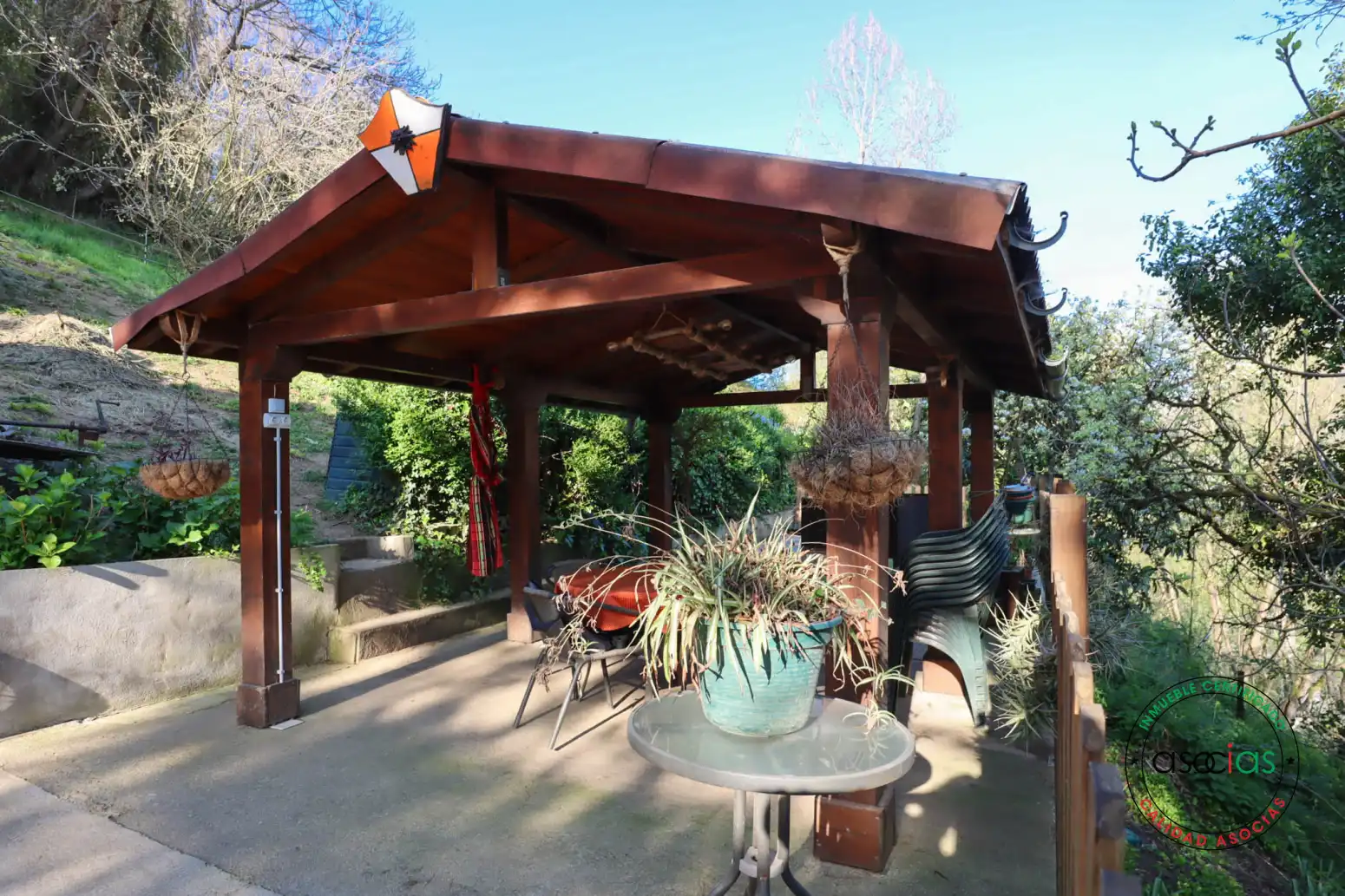 Terrassa de Casa o xalet en venda en Oviedo  amb Calefacció, Jardí privat i Parquet