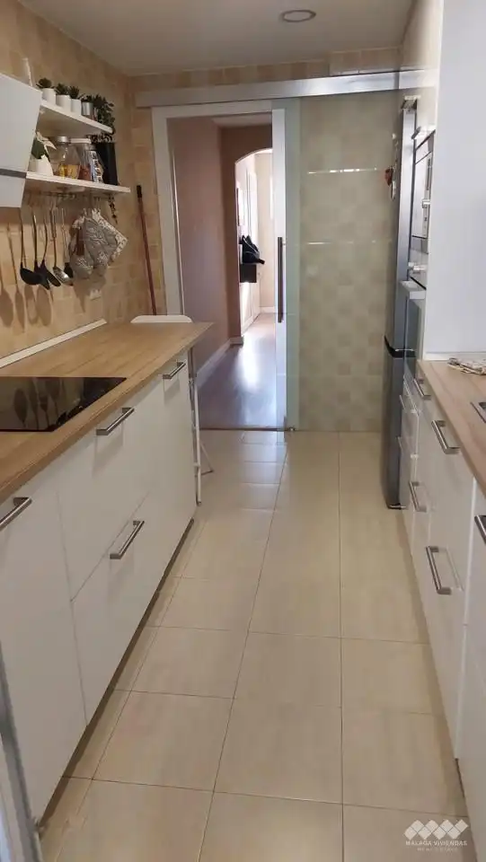 Cuina de Casa o xalet en venda en Alhaurín de la Torre amb Aire condicionat, Jardí privat i Terrassa