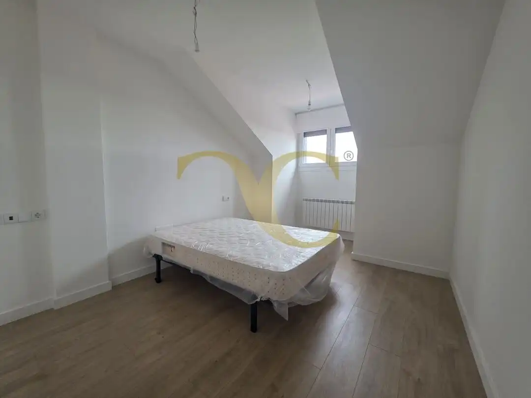 Schlafzimmer von Dachboden zum Verkauf in Llanes mit Heizung, Privatgarten und Terrasse
