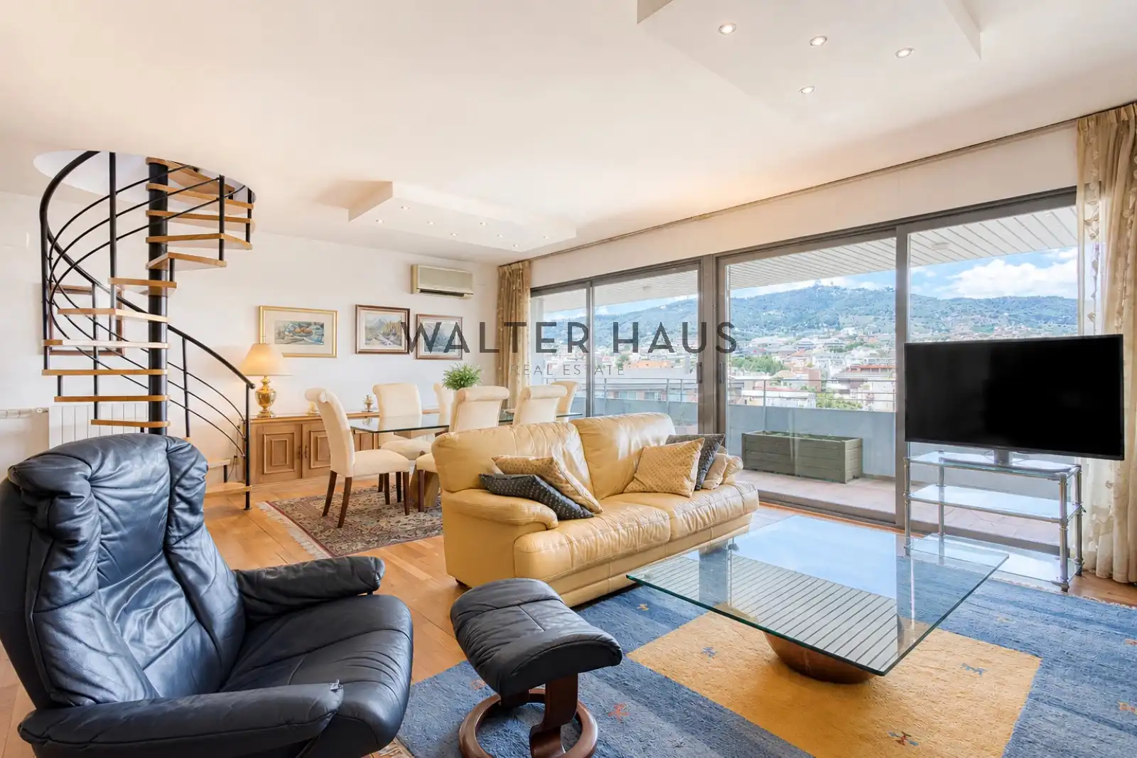 Wohnzimmer von Dachboden zum Verkauf in Barcelona mit Klimaanlage, Heizung und Parkett