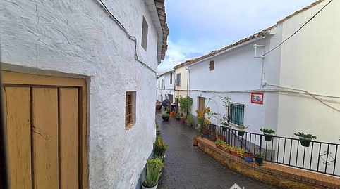 Casa tradicional de pueblo con 5 dormitorios, muy bien conservada en calle emblemática de Peal de Becerro