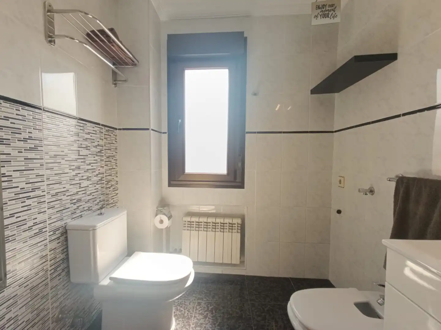 Bany de Pis en venda en Oviedo  amb Calefacció, Terrassa i Traster