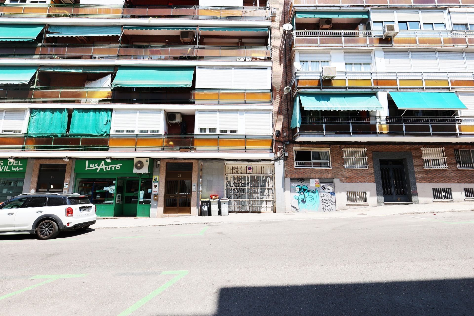 Exterior view of Garage for sale in  Madrid Capital