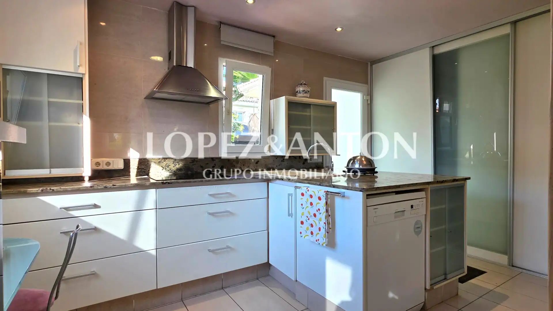 Kitchen of Houses for sale in L'Eliana  with Air Conditioner, Private garden and Terrace