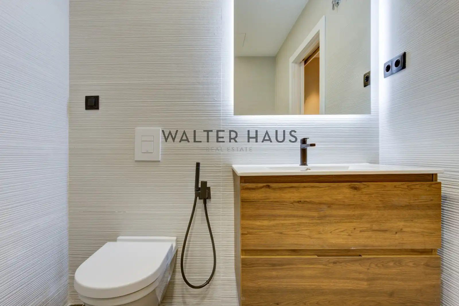 Bathroom of Flat for sale in Barcelona  with Air Conditioner, Heating and Oven