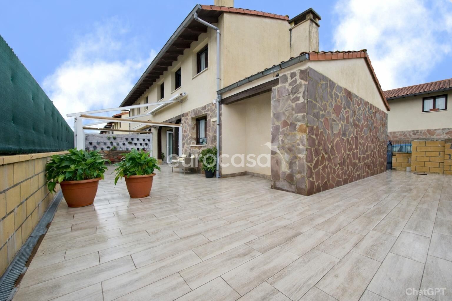 Vista exterior de Casa adosada en venda en Entrambasaguas amb Calefacció i Parquet