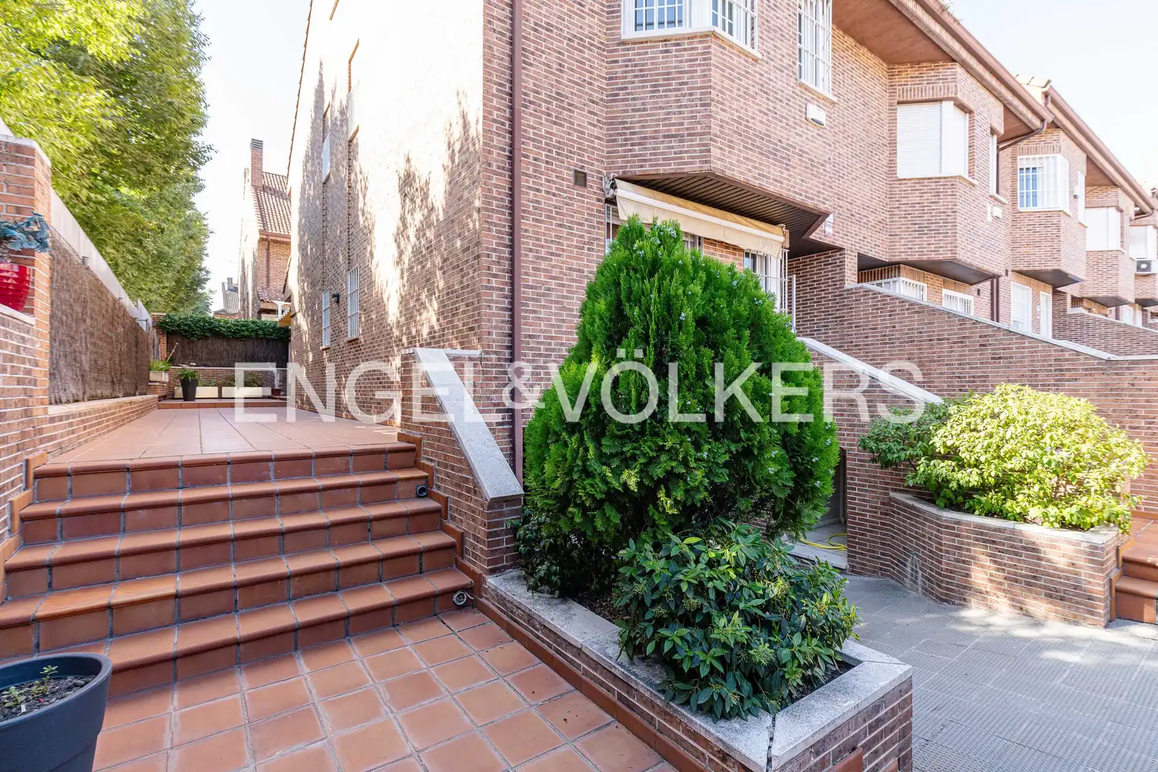 Vista exterior de Casa adosada en venta en Madrid con Aire acondicionado, Calefacción y Jardín privado