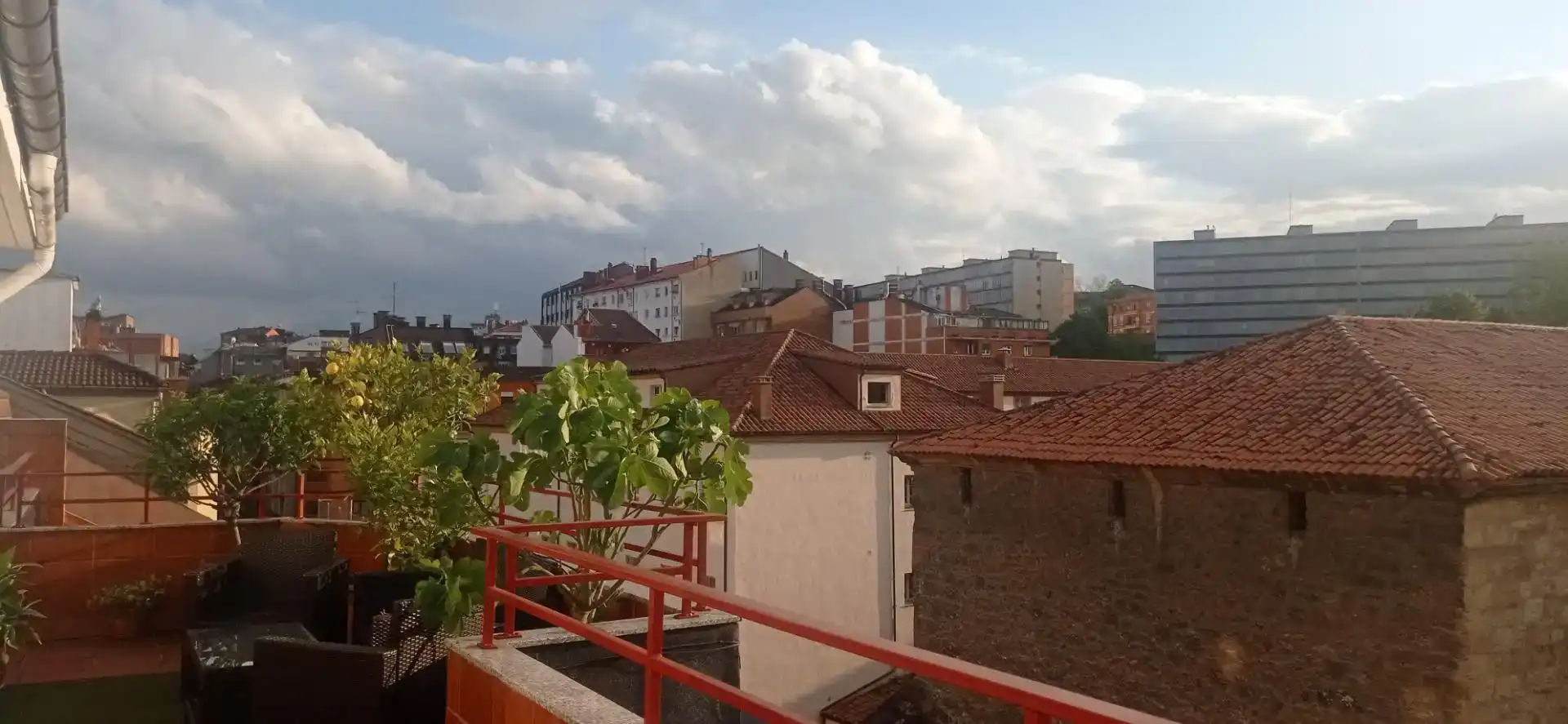 Terrassa de Àtic per a compartir en Oviedo  amb Parquet, Moblat i Forn