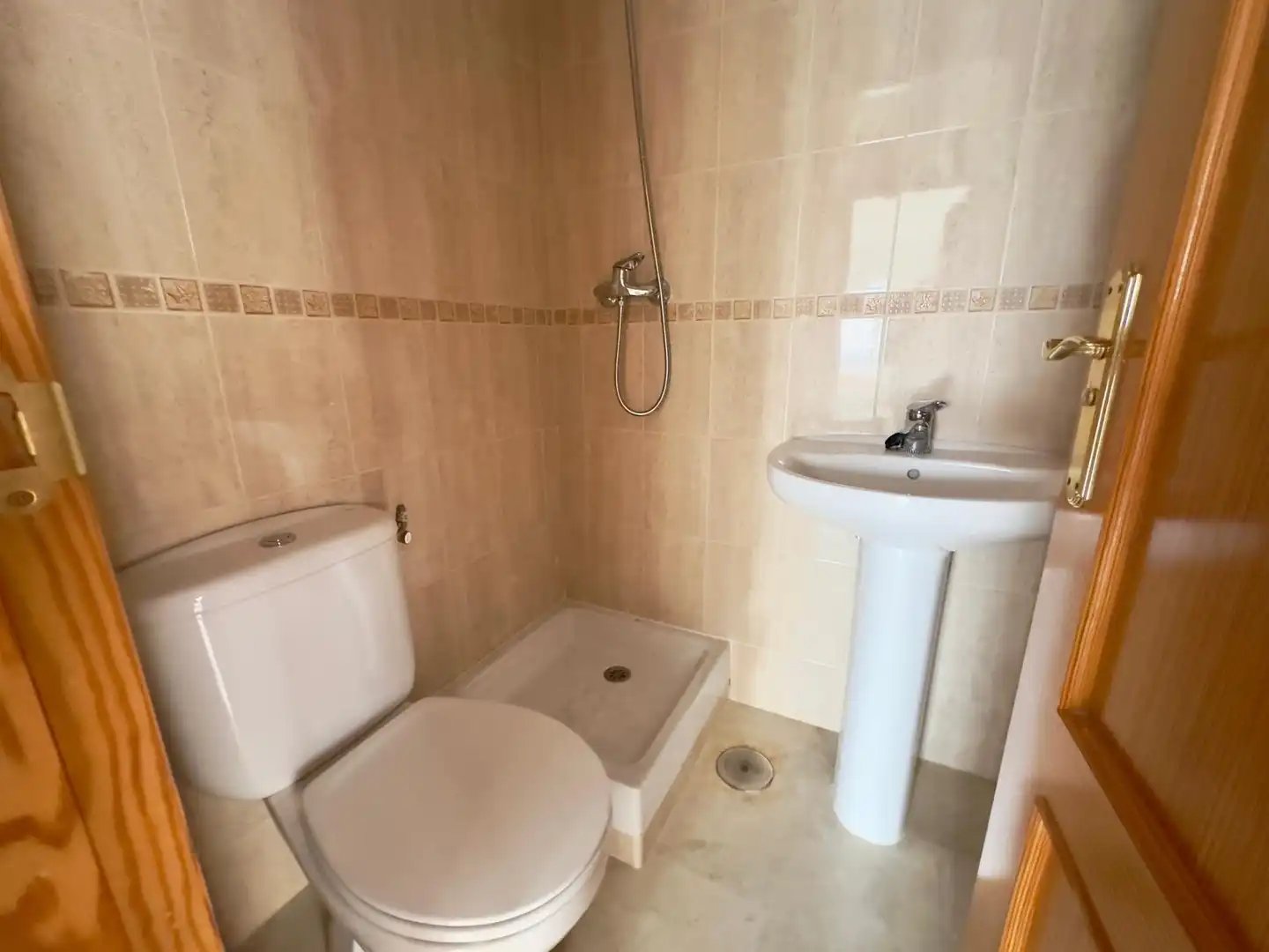 Bany de Apartament en venda en Benidorm amb Jardí privat, Terrassa i Piscina comunitària