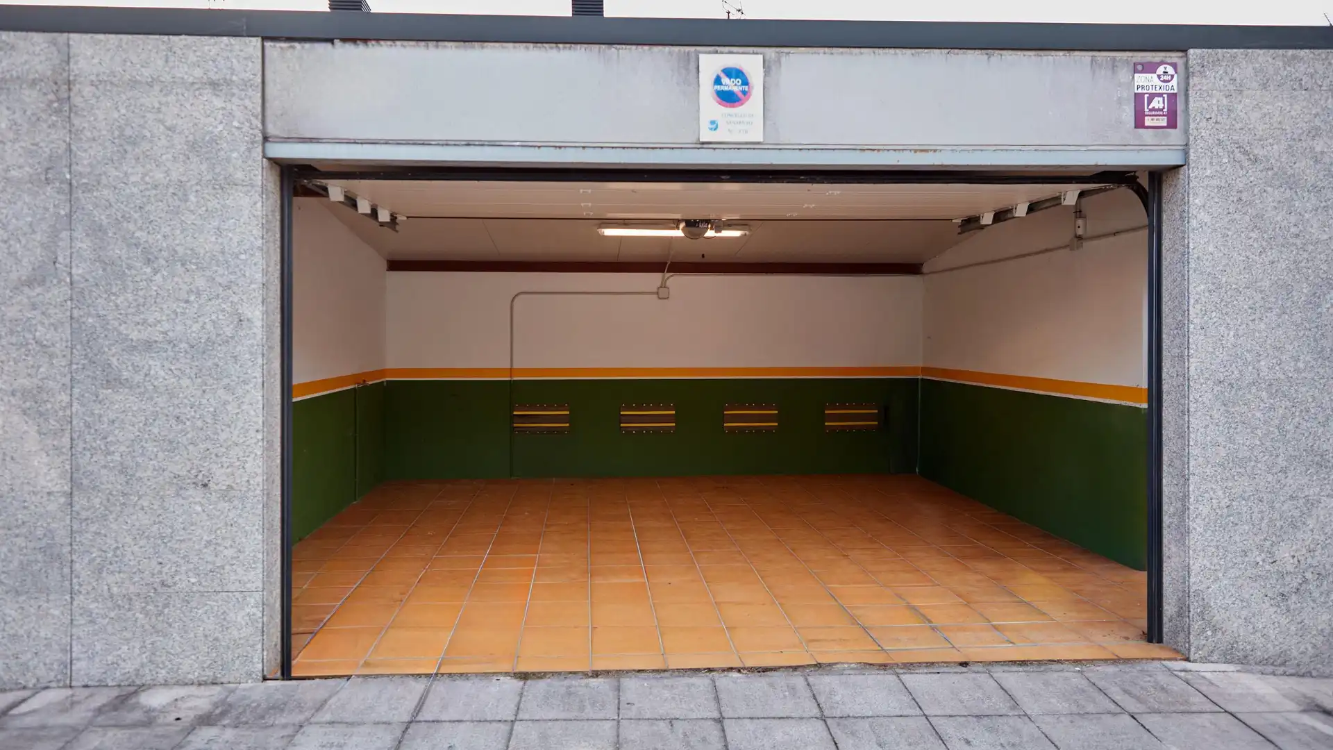 Parking de Casa adosada en venta en Sanxenxo con Calefacción, Jardín privado y Parquet