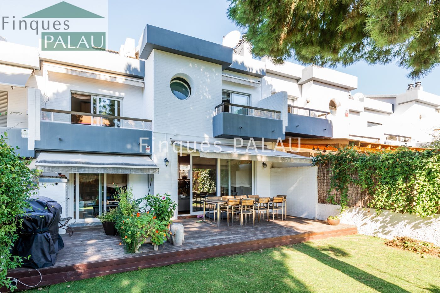 Vista exterior de Casa o xalet en venda en Sant Just Desvern amb Calefacció, Jardí privat i Terrassa