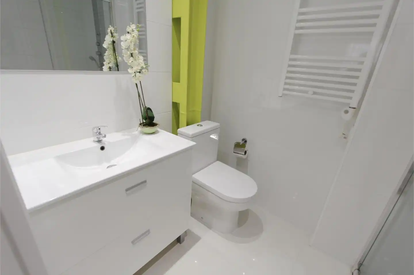 Bany de Apartament de lloguer en Madrid amb Aire condicionat, Calefacció i Moblat