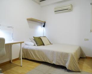 Bedroom of Apartment to share in  Barcelona Capital  with Air Conditioner, Heating and Washing machine