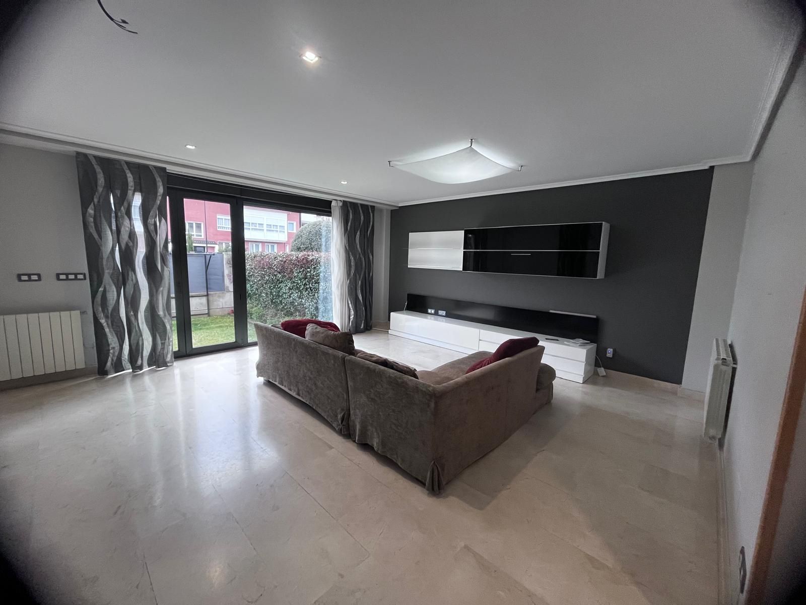 Sala d'estar de Casa o xalet en venda en Burgos Capital amb Calefacció, Jardí privat i Moblat