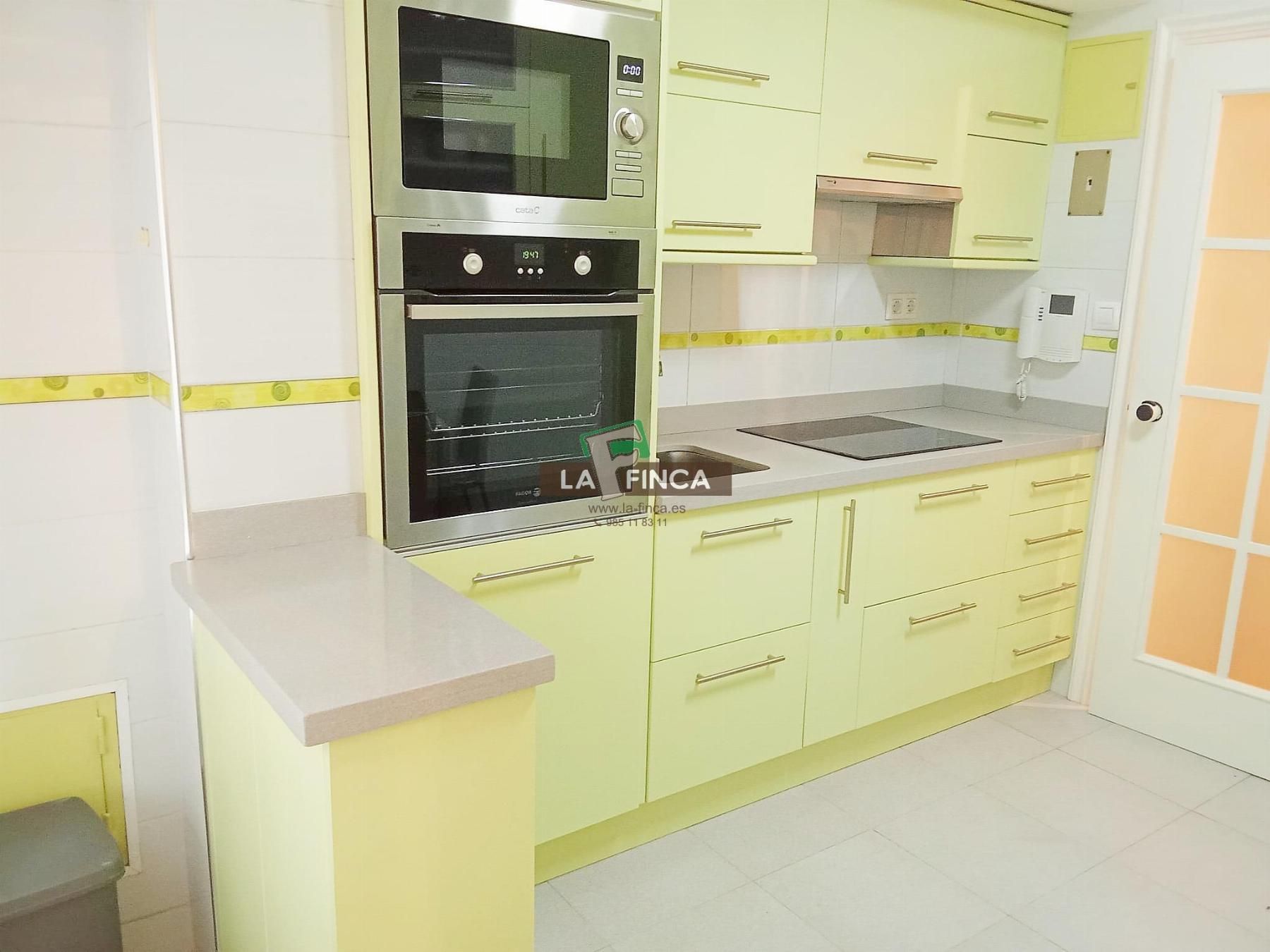 Cocina de Piso de alquiler en Oviedo  con Calefacción, Parquet y Amueblado