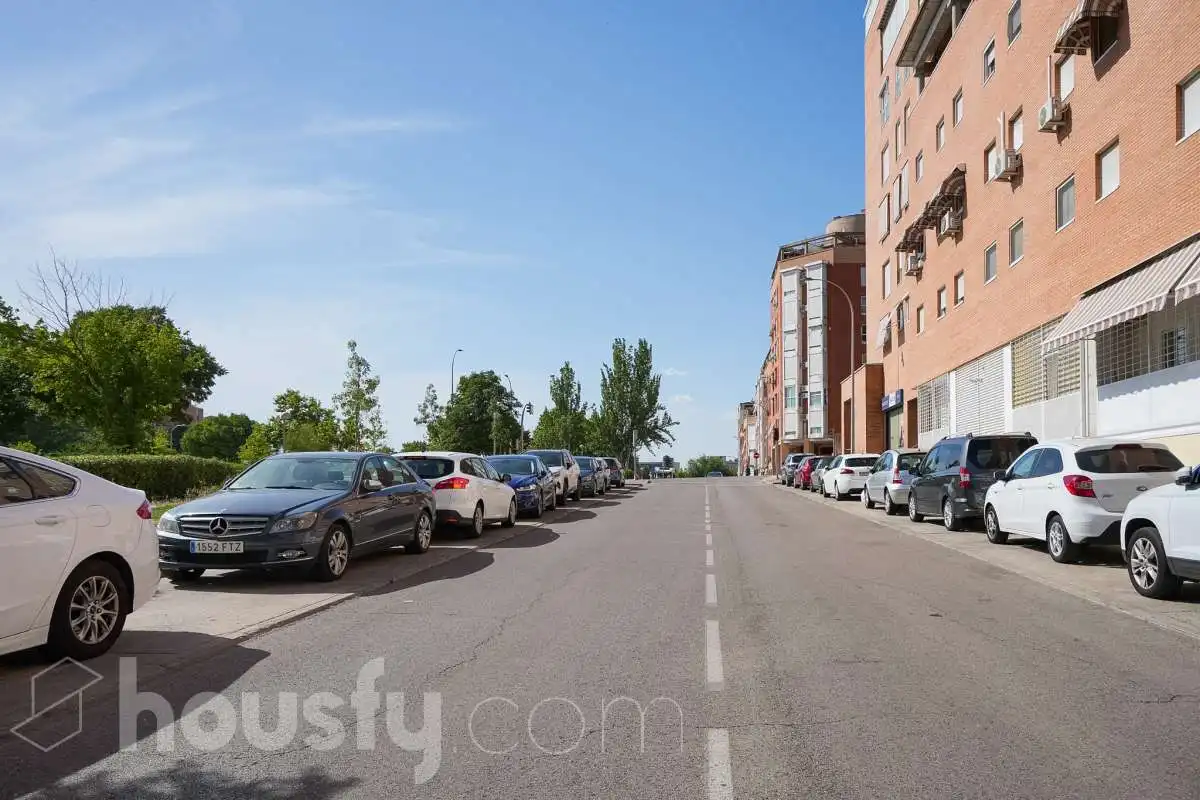 Aparcament de Pis en venda en Madrid amb Aire condicionat, Calefacció i Jardí privat
