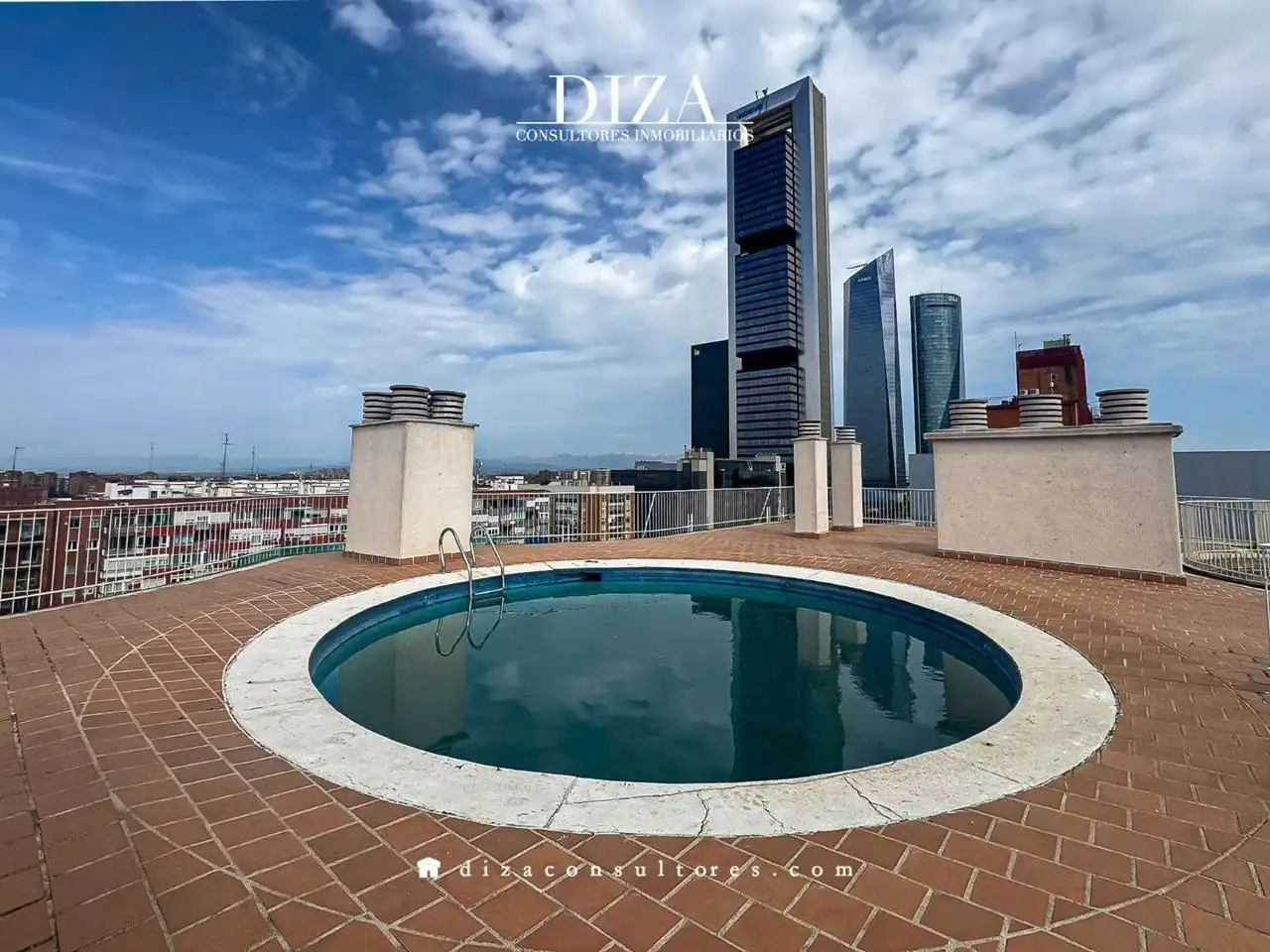 Swimming pool of Flat for sale in Madrid  with Air Conditioner, Heating and Terrace