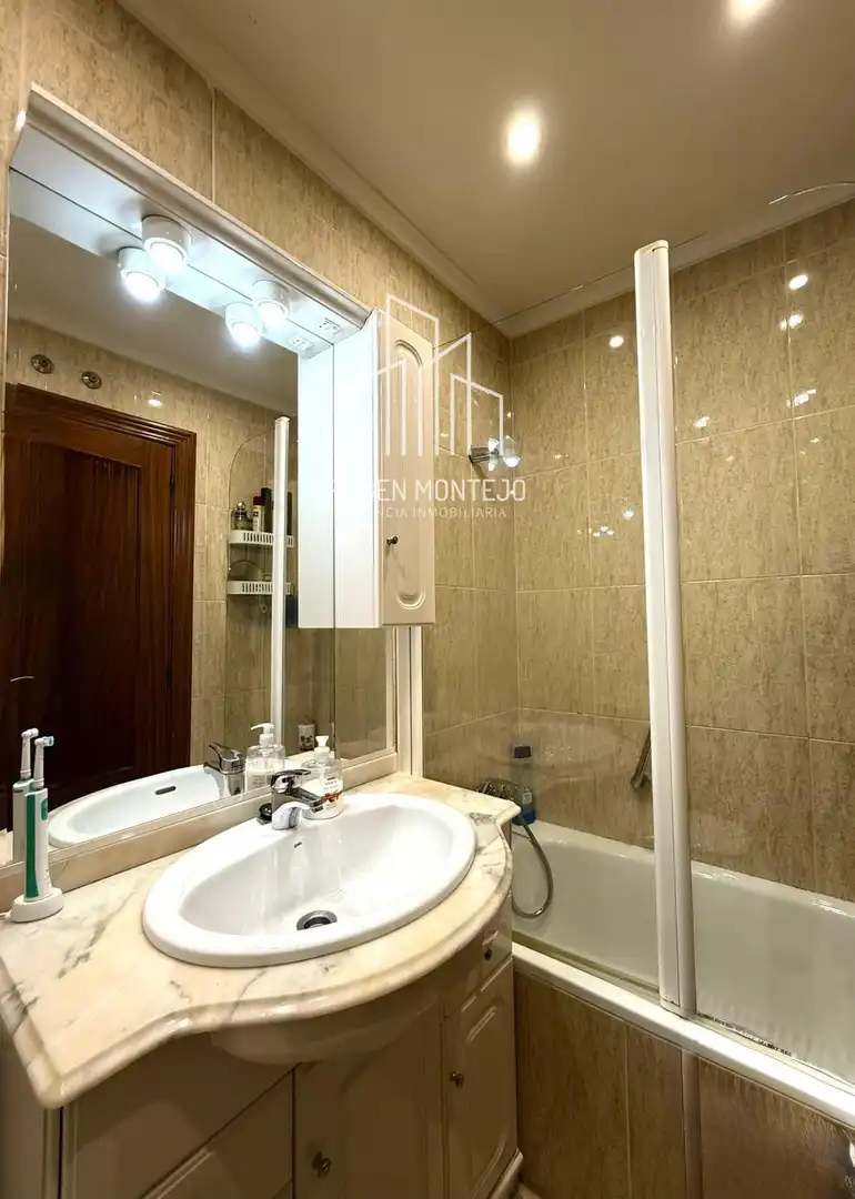 Bathroom of Flat for sale in Salamanca  with Heating, Terrace and Storage room