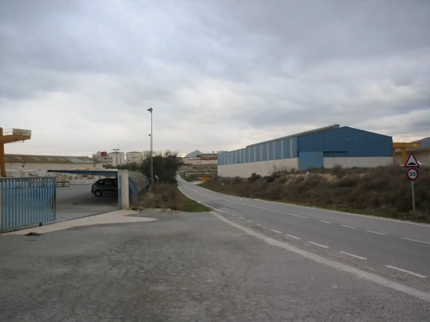 Vista exterior de Nave industrial de alquiler en Monforte del Cid