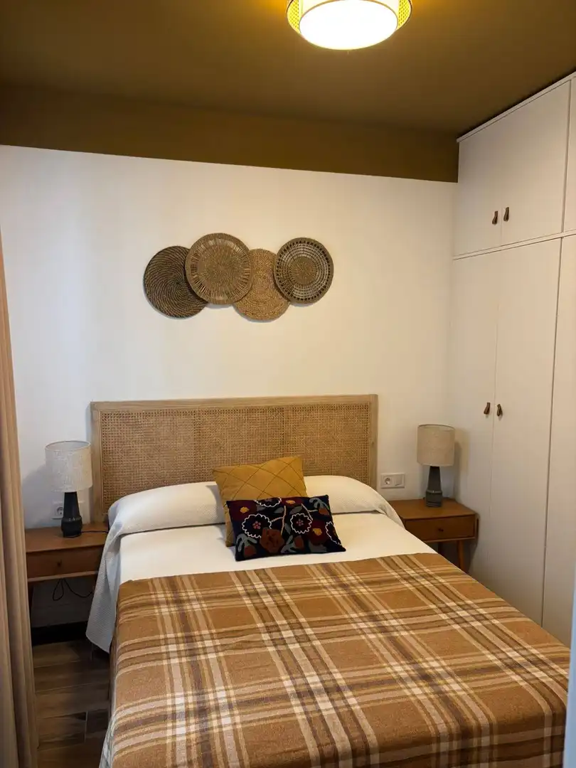 Dormitori de Apartament de lloguer en Las Palmas de Gran Canaria amb Aire condicionat i Moblat