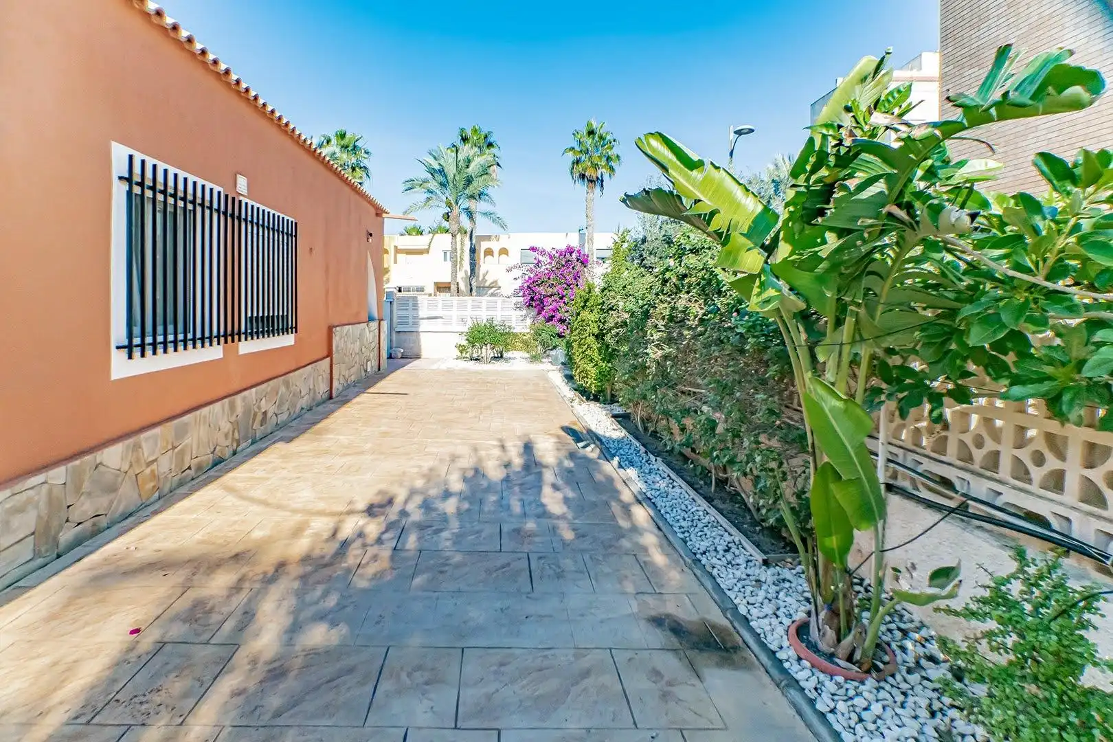Vista exterior de Casa o chalet en venta en Roquetas de Mar con Aire acondicionado, Calefacción y Jardín privado