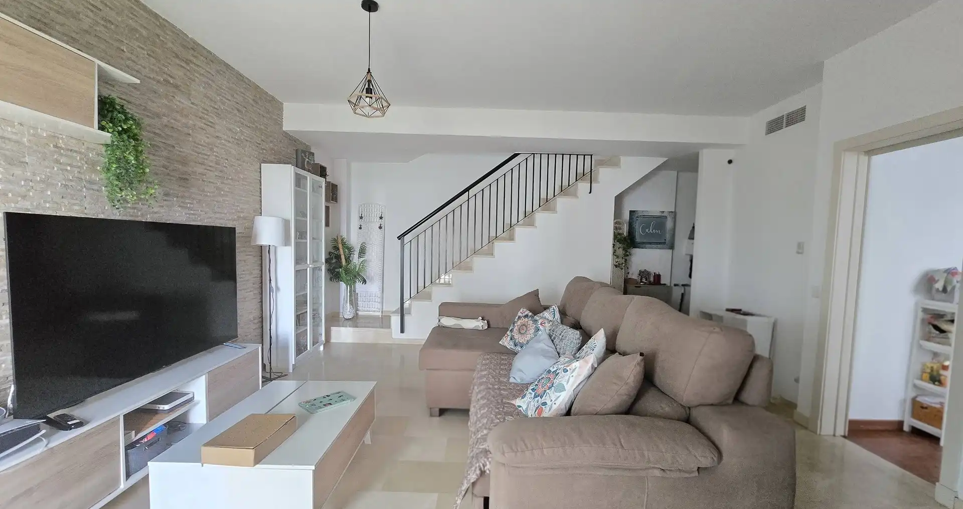 Sala d'estar de Dúplex en venda en Estepona amb Aire condicionat, Jardí privat i Terrassa