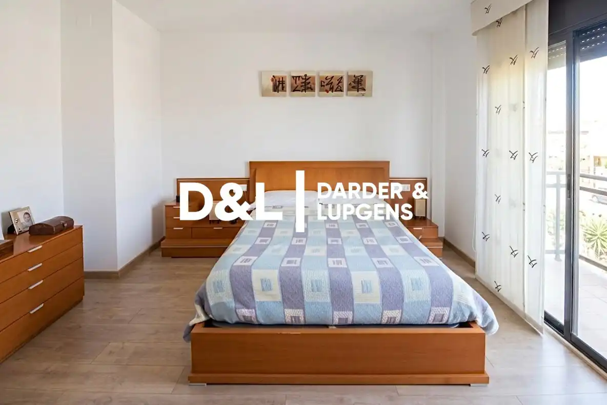 Schlafzimmer von Einfamilien-Reihenhaus zum Verkauf in Vilanova i la Geltrú mit Klimaanlage, Heizung und Privatgarten