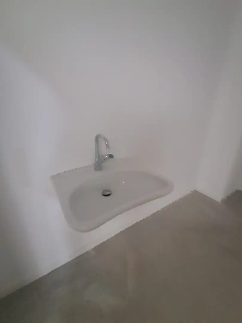 Baño de Nave industrial de alquiler en Sitges con Alarma