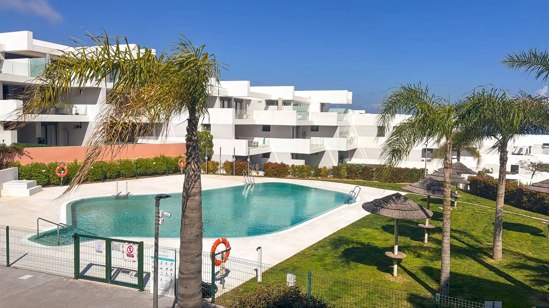 Schwimmbecken von Dachboden zum Verkauf in Manilva mit Klimaanlage, Heizung und Terrasse