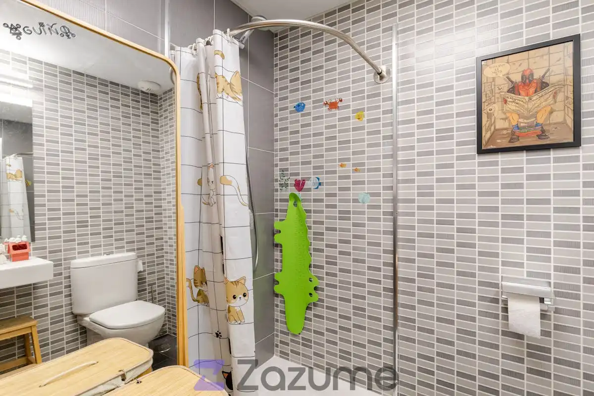 Bathroom of Flat for rent in Madrid  with Air Conditioner, Heating and Private garden