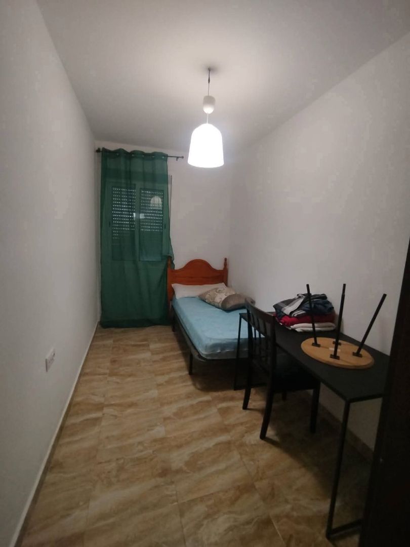 Habitación de Piso de alquiler en  Melilla Capital con Amueblado, Horno y Lavadora