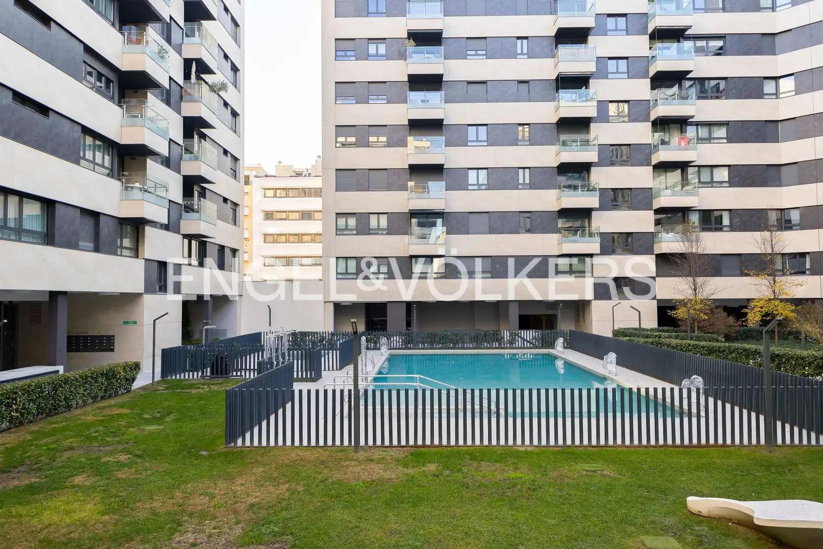 Piscina de Piso de alquiler en Madrid con Aire acondicionado, Calefacción y Jardín privado