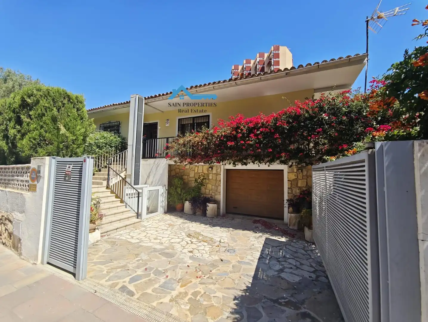 Vista exterior de Casa o xalet en venda en Benidorm amb Aire condicionat, Calefacció i Jardí privat