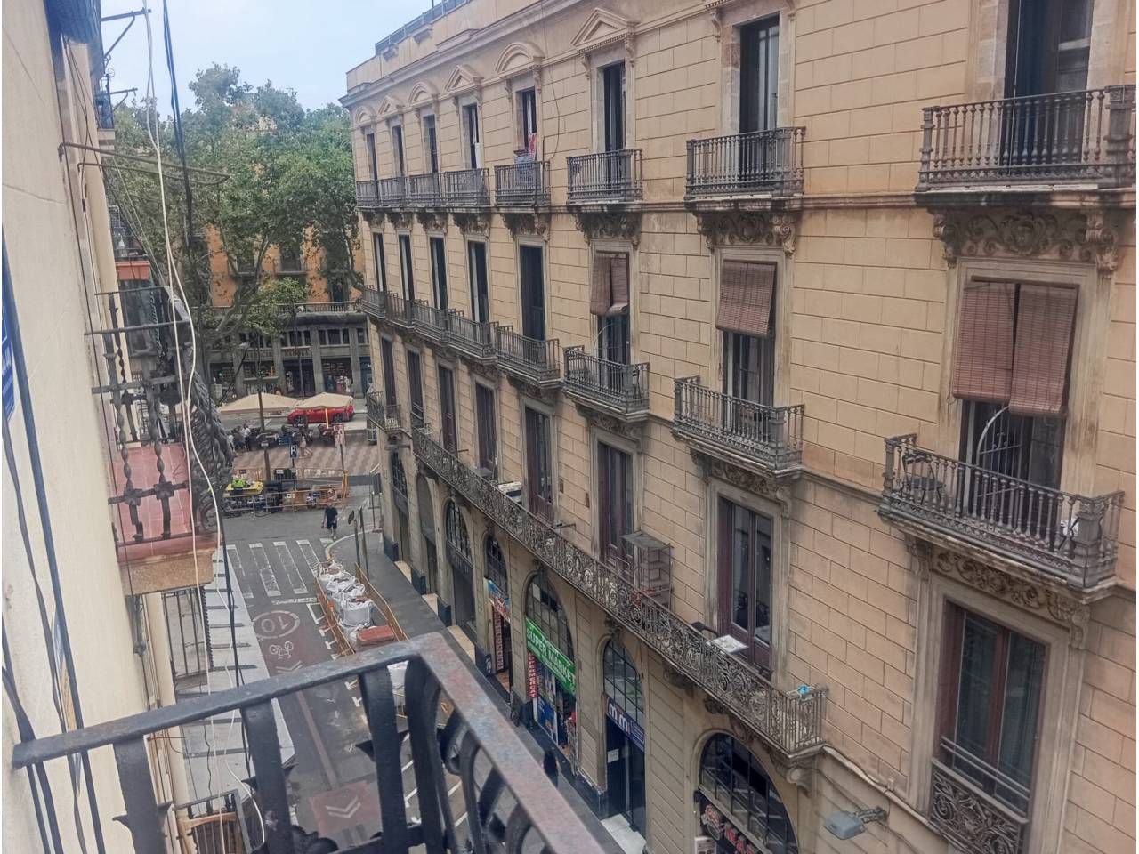 Vista exterior de Piso en venta en  Barcelona Capital con Parquet y Balcón
