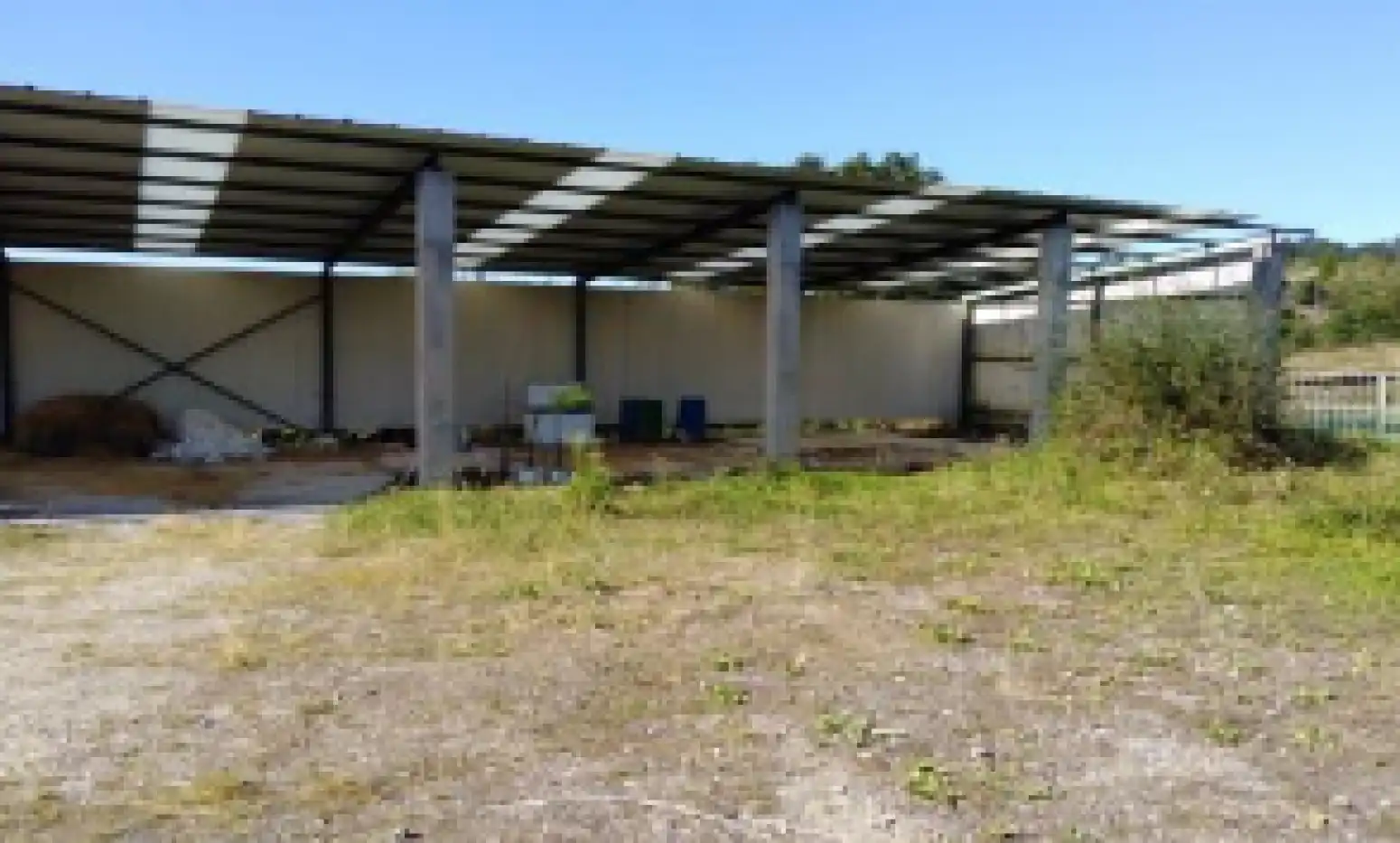 Außenansicht von Fabrikhallen zum Verkauf in Laviana