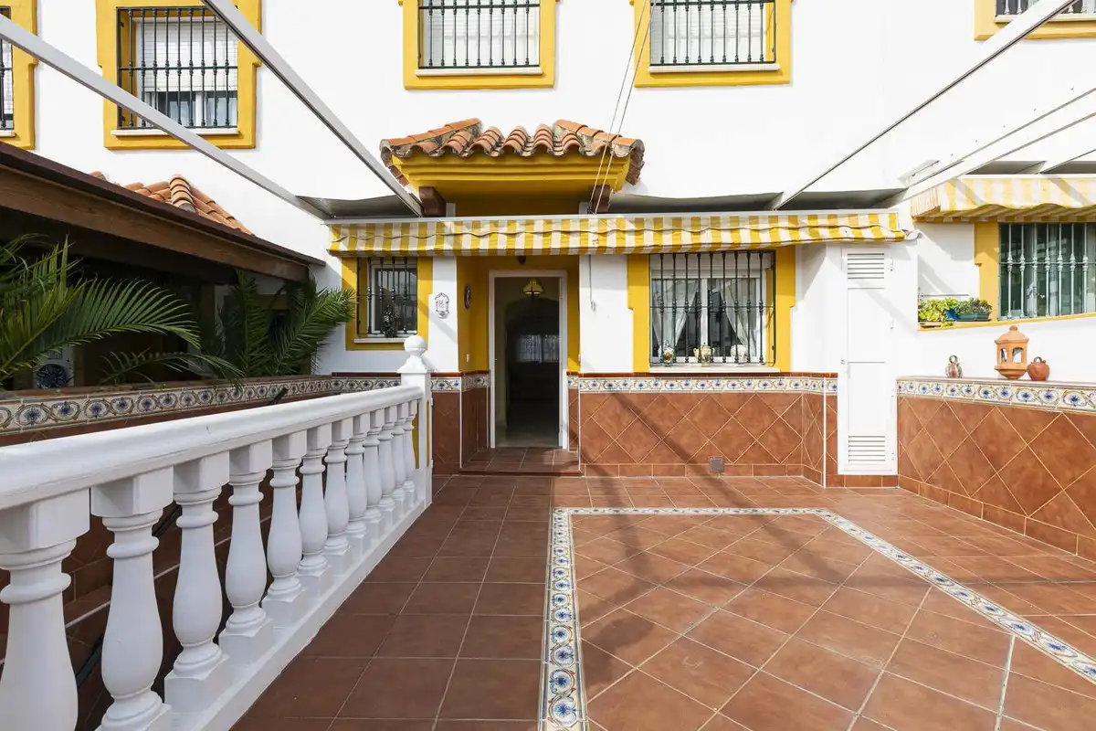 Vista exterior de Casa adosada en venda en Marbella amb Terrassa i Traster