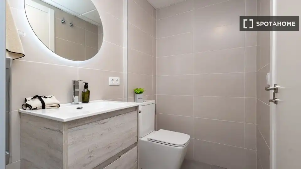 Bathroom of Flat for rent in Valencia  with Air Conditioner, Heating and Furnished