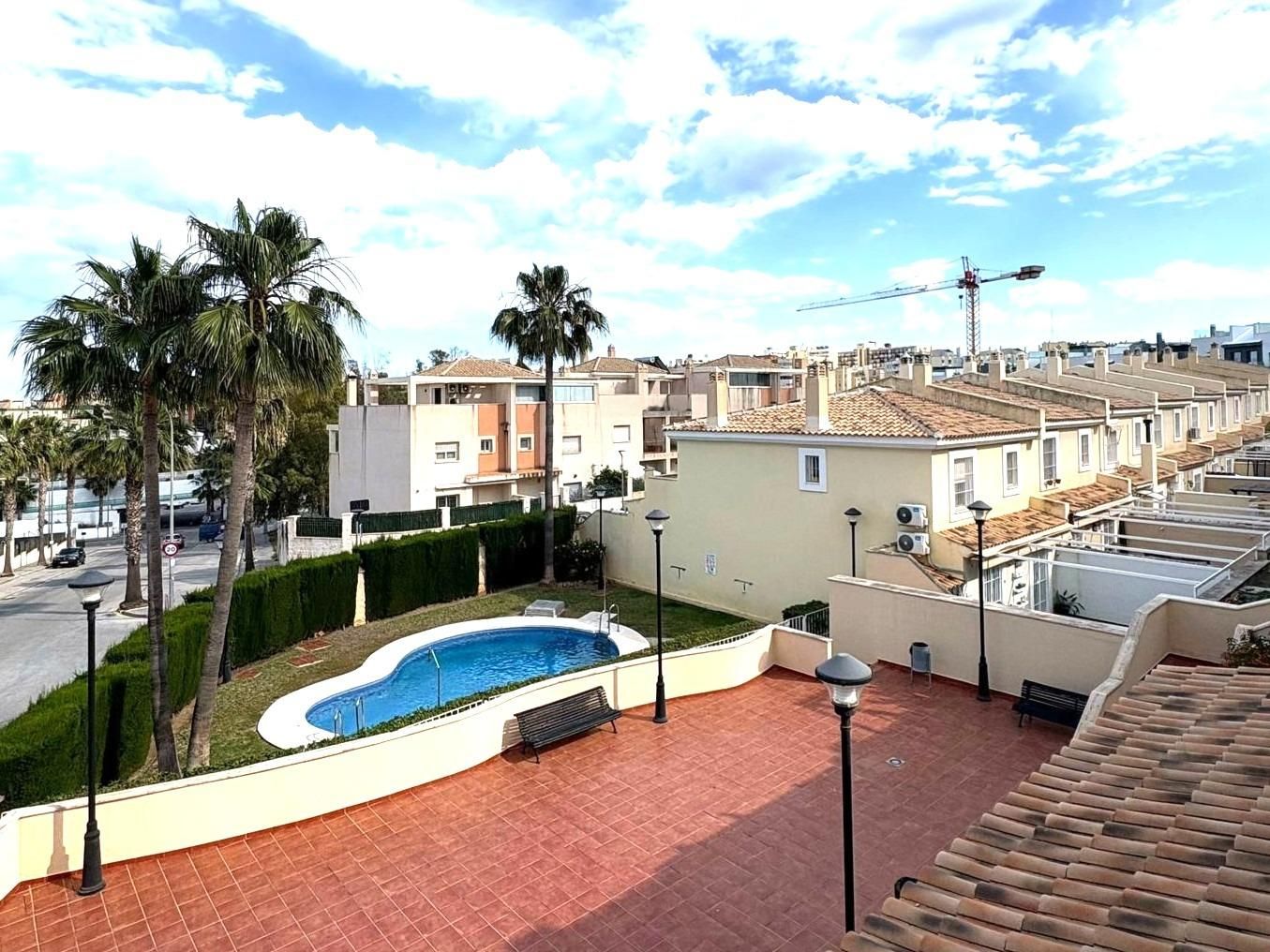Vista exterior de Casa adosada en venda en Torremolinos amb Aire condicionat, Calefacció i Jardí privat