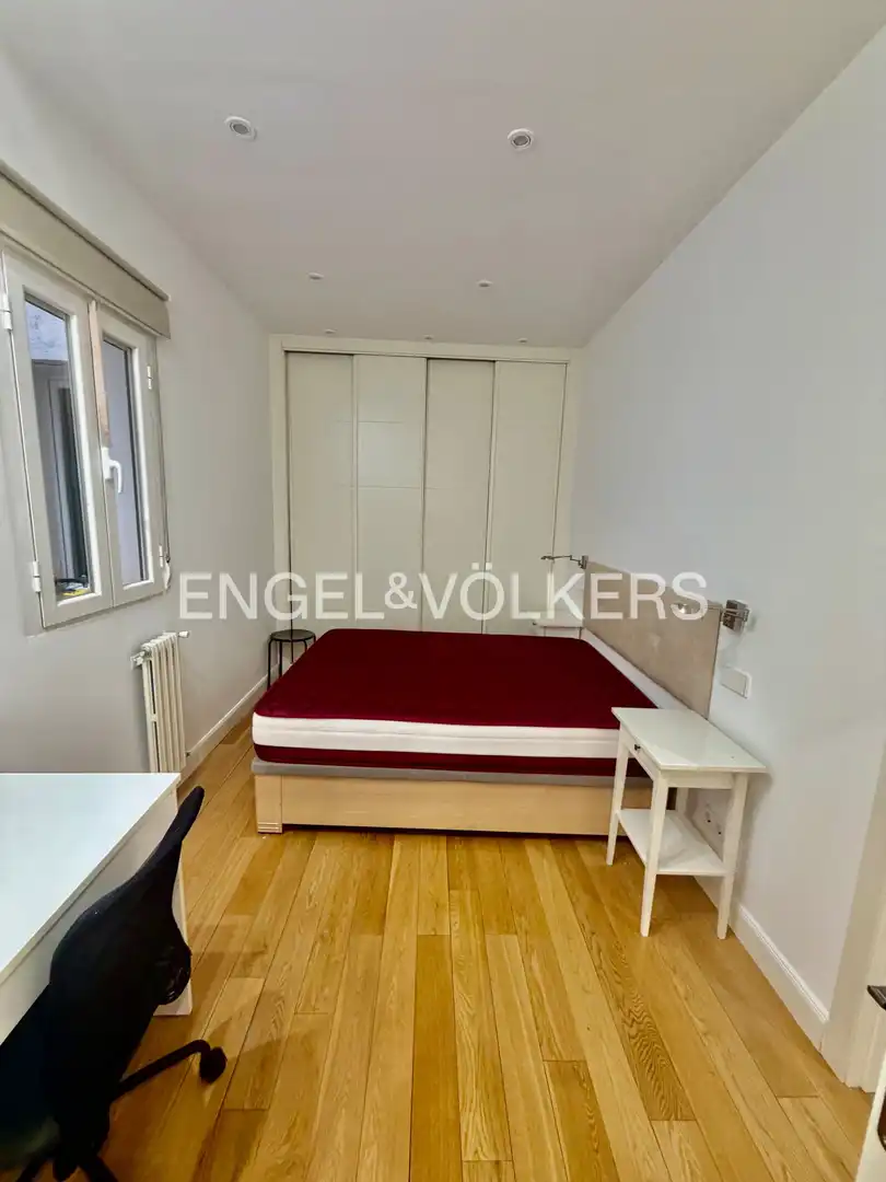 Schlafzimmer von Wohnung zur Miete in Madrid mit Heizung, Möbliert und Balkon