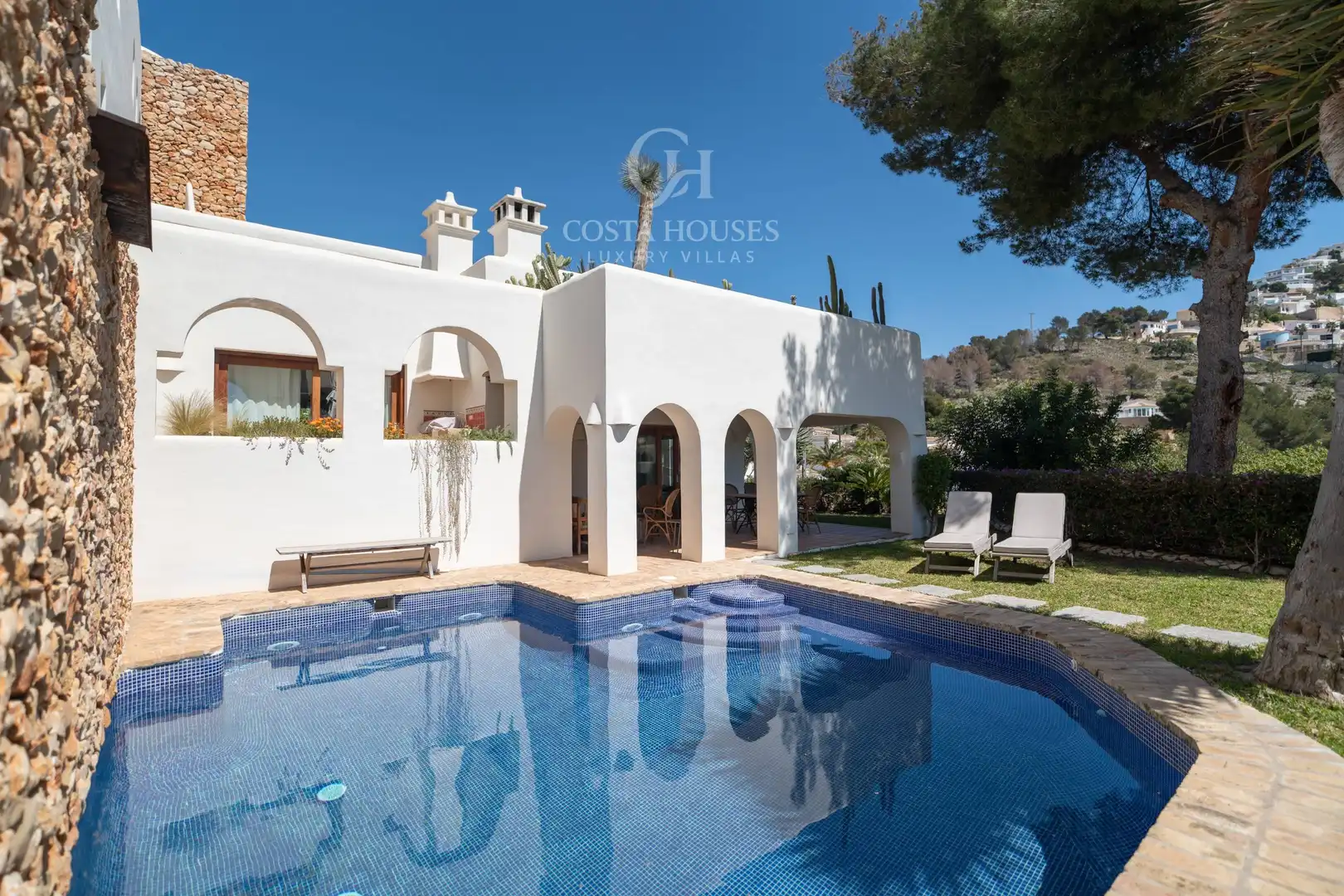 Vista exterior de Casa o xalet en venda en Moraira amb Aire condicionat, Calefacció i Jardí privat