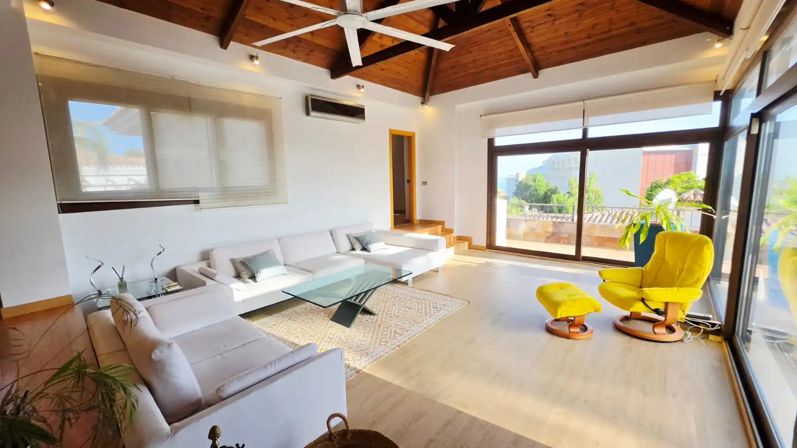 Sala d'estar de Casa o xalet en venda en Fuengirola amb Aire condicionat, Jardí privat i Terrassa