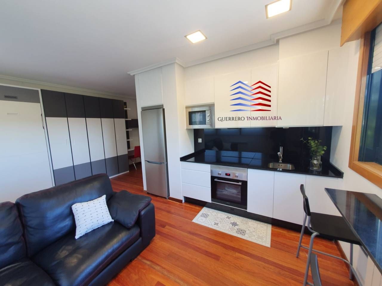 Sala d'estar de Loft de lloguer en Ourense Capital  amb Calefacció, Parquet i Moblat
