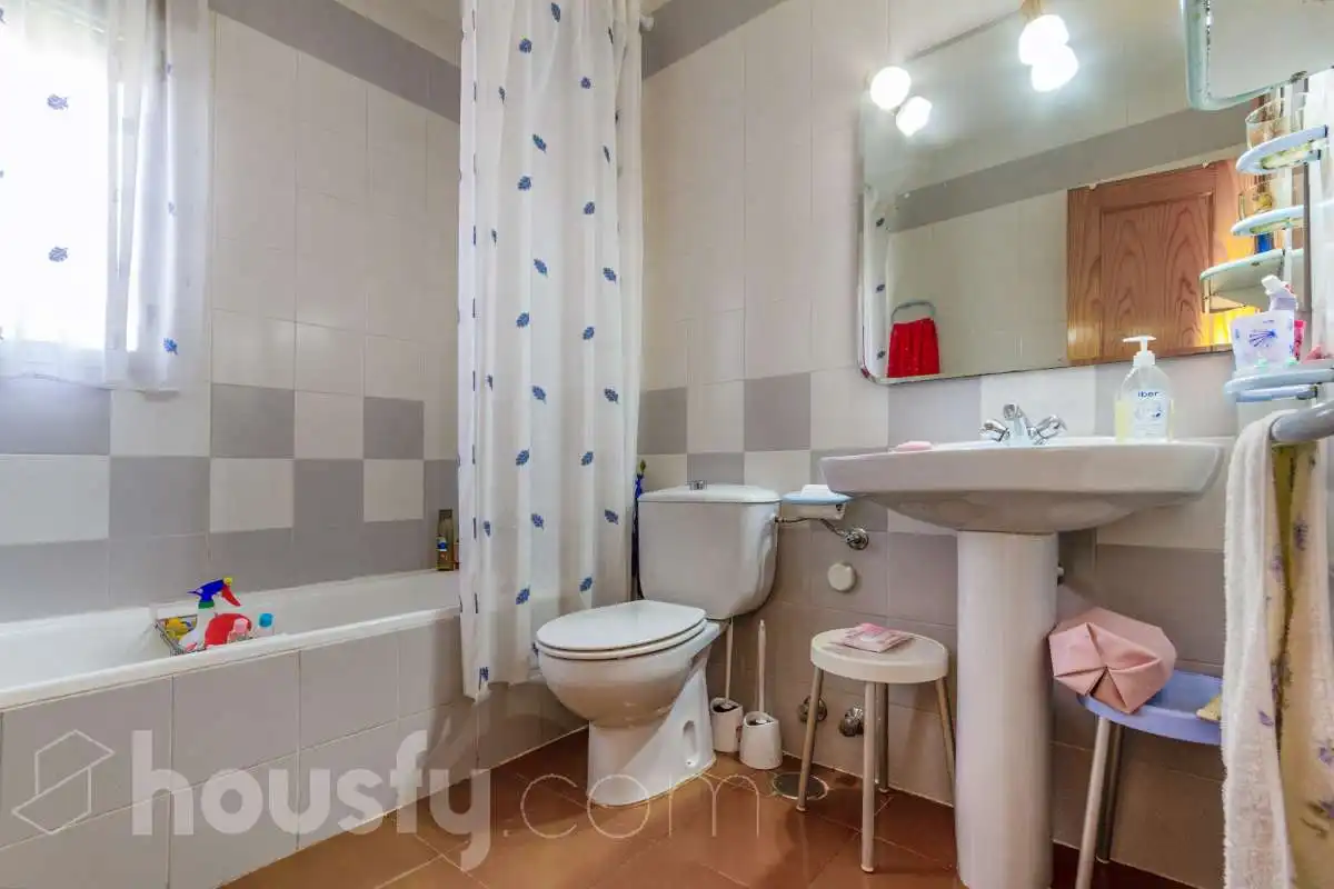 Baño de Casa o chalet en venta en Azuqueca de Henares con Calefacción, Jardín privado y Terraza