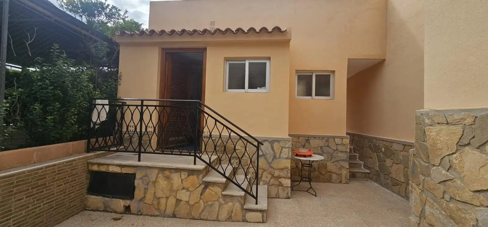 Vista exterior de Casa o xalet en venda en Mutxamel amb Jardí privat, Piscina i Moblat