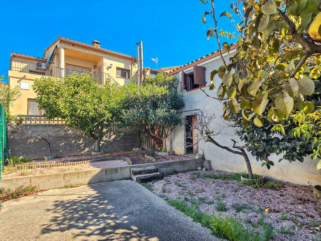 Vista exterior de Casa o xalet en venda en Albons amb Aire condicionat, Jardí privat i Terrassa