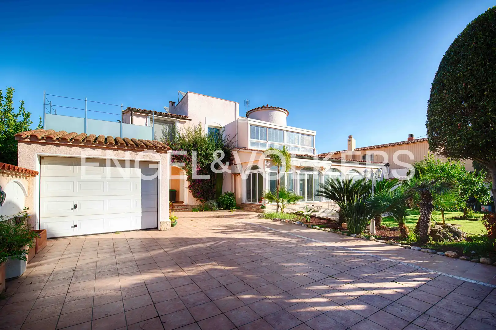 Casa con piscina en venta en Carrer Requesens, imagen 4
