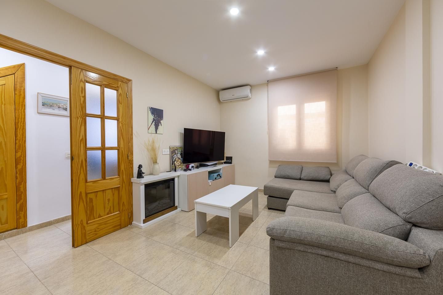 Sala d'estar de Casa adosada en venda en Huércal de Almería amb Aire condicionat i Terrassa